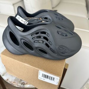 BNWT black Yeezy foam runners